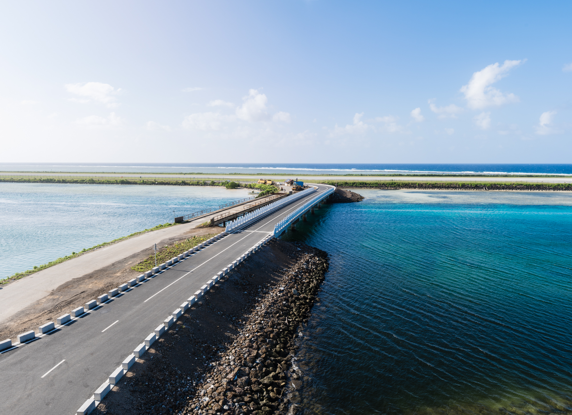 3密克羅尼西亞科斯雷州大橋，四川路橋首次獨(dú)立中標(biāo)的海外援建項(xiàng)目，也是密克國(guó)內(nèi)規(guī)模最大的經(jīng)濟(jì)援建項(xiàng)目，提前四個(gè)月完成交付，獲得中國(guó)國(guó)家商務(wù)部和密國(guó)政府人民的高度稱贊。.jpg