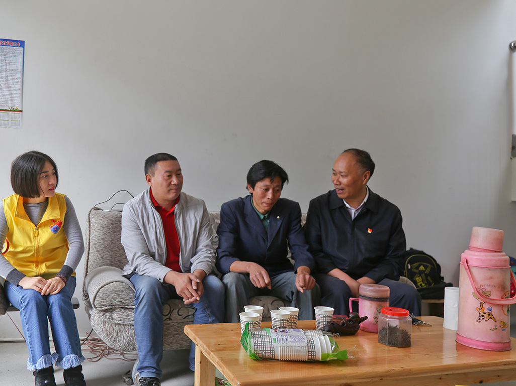 集團(tuán)、股份黨委副書記、紀(jì)委書記黃洪華深入貧困戶家中慰問